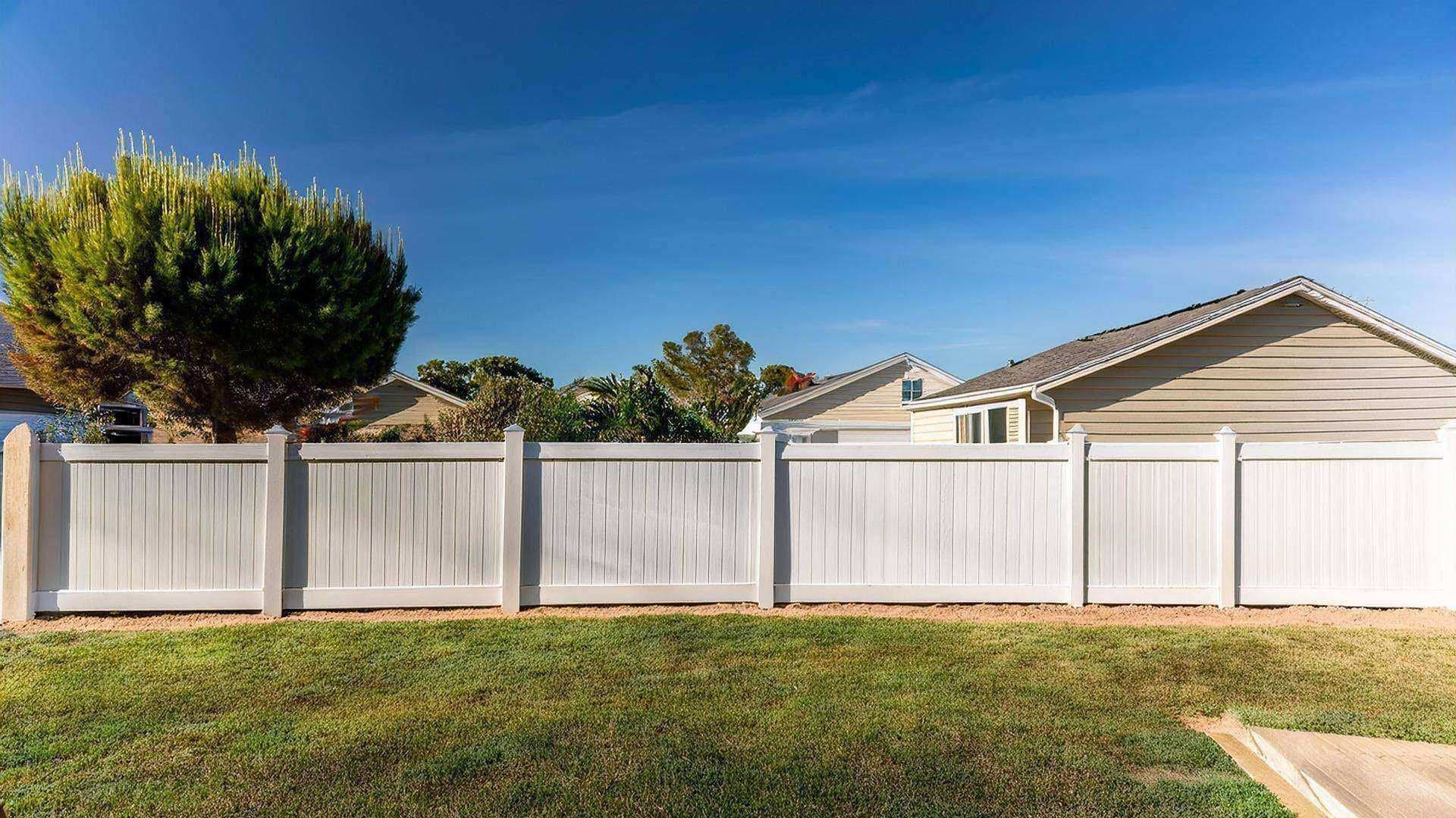 Vinyl fence by Buildda - view 2
