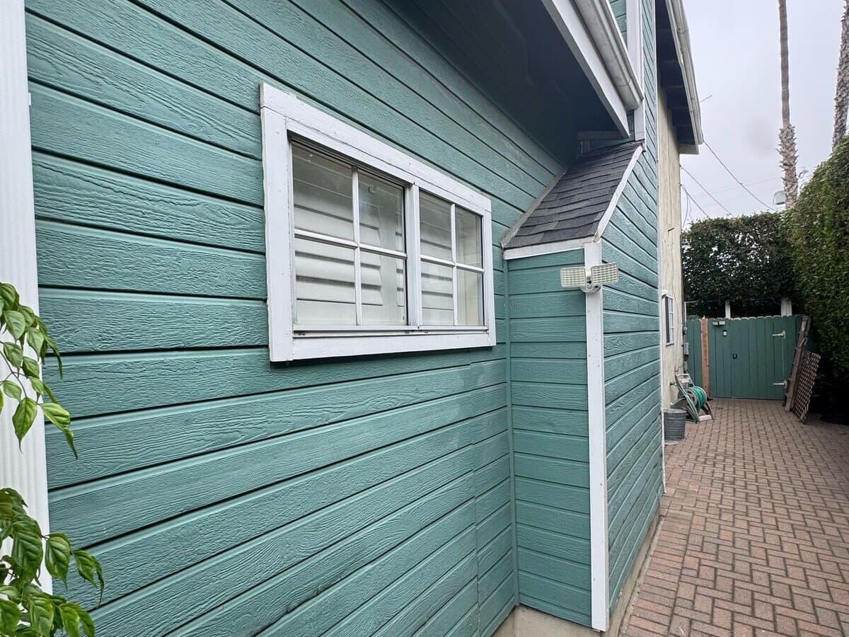 Old wood lap siding on the side of a house in Palms, Los Angeles, before Buildda replaced it